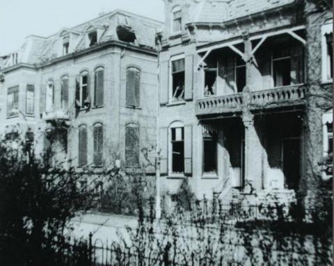De zwaar beschadigde huizen aan de Rozenhoflaan