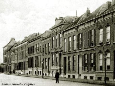 De inmiddels niet meer bestaande Stationsweg/-straat