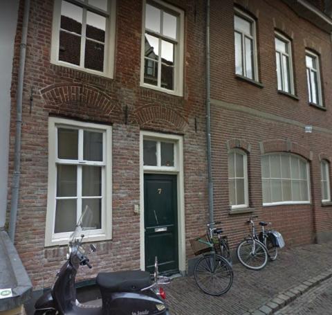 Hij woonde met zijn vrouw in de Vaaltstraat 7.