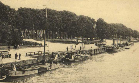 Haar gezin werd mogelijk op hun binnenvaartschip aan de IJsselkade overvallen door de bommen