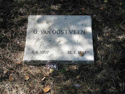 De grafsteen van Gijsbert van Oostveen op het Nationale Ereveld in Loenen