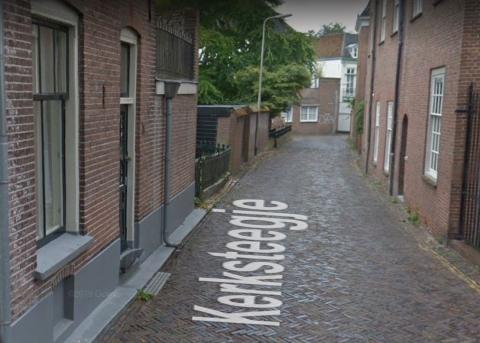 Het Kerkstraatje 5 bestaat niet meer. Mogelijk ingestort na het kleine bombardement dat daar ooit plaatsvond.