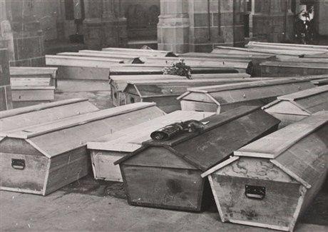 Haar kist in de Walburgiskerk met het bruidsboeket op haar kist