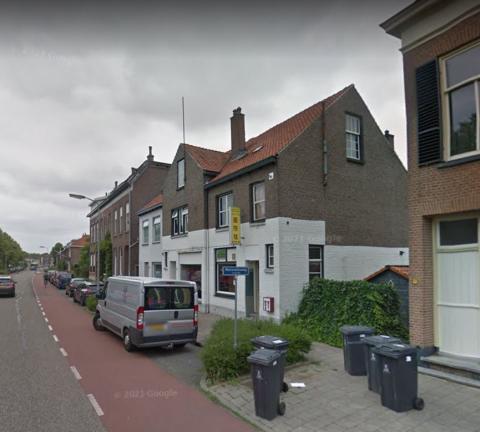 De Warnsveldseweg 83 van waaruit hij via de achtertuinen op onderzoek ging.
