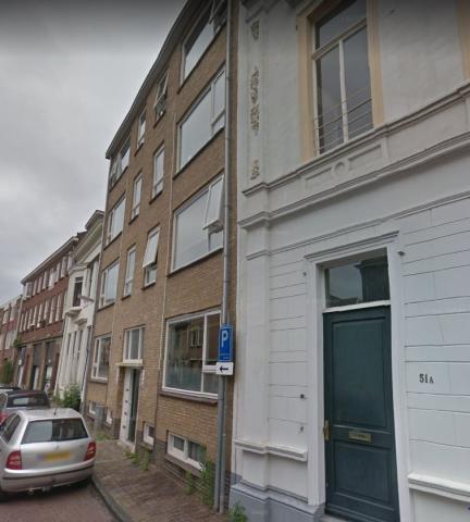 Op deze plek waar na de oorlog een nieuwe flat is gebouwd stond ooit haar huis