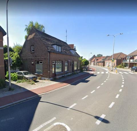 Hier in dit kleine huis, op nummer 19 B, woonde hij met zijn gezin van 19 (..) kinderen.