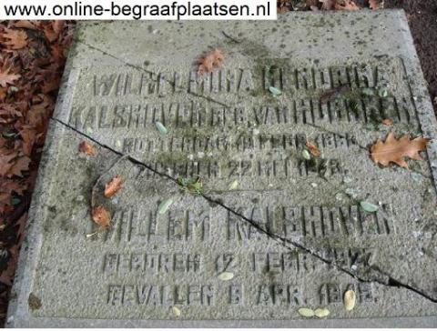 Hij ligt begraven samen met zijn moeder die 2 jaar eerder was overleden