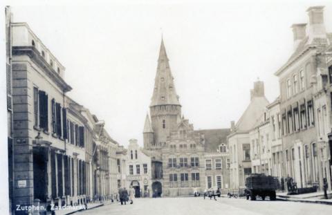 De Zaadmarkt met de Drogenapstoren