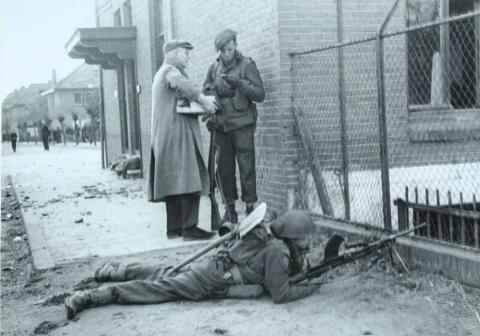 In gesprek met een Canadese militair op de Warnsveldseweg (E)