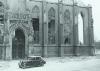 De schade na het opblazen van de traptoren van de Sint Walburgiskerk tijdens de bevrijding van Zutphen, begin april 1945. 